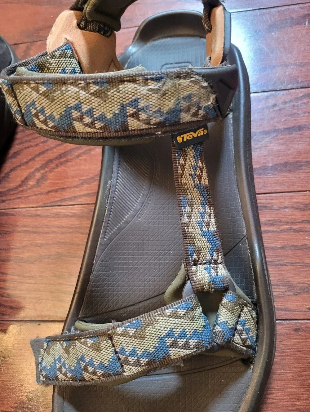 TEVA Men's Outdoor Adjustable Strappy Sandals in Olive & Tan.  Size 12